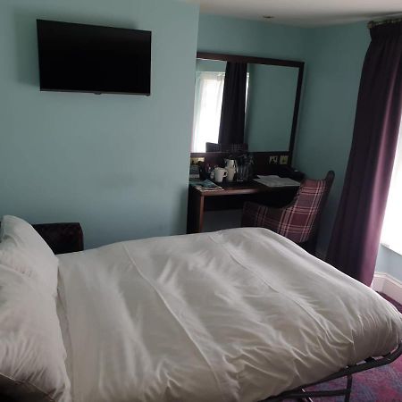 The Queen'S Head Wetherspoon Hotel Тависток Екстериор снимка