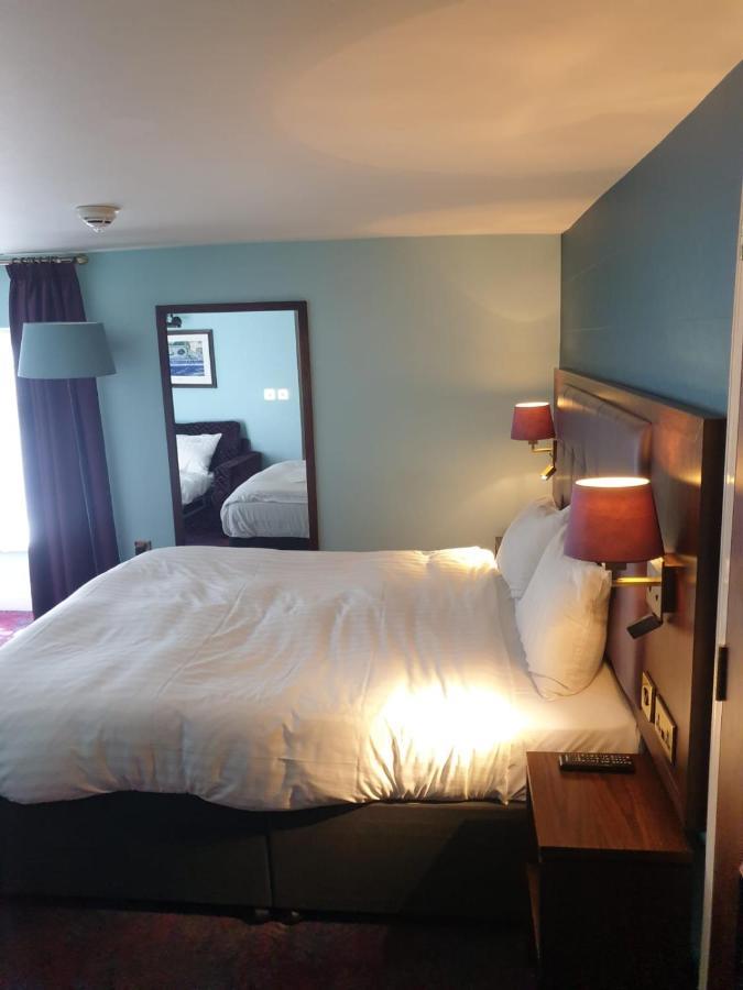 The Queen'S Head Wetherspoon Hotel Тависток Екстериор снимка