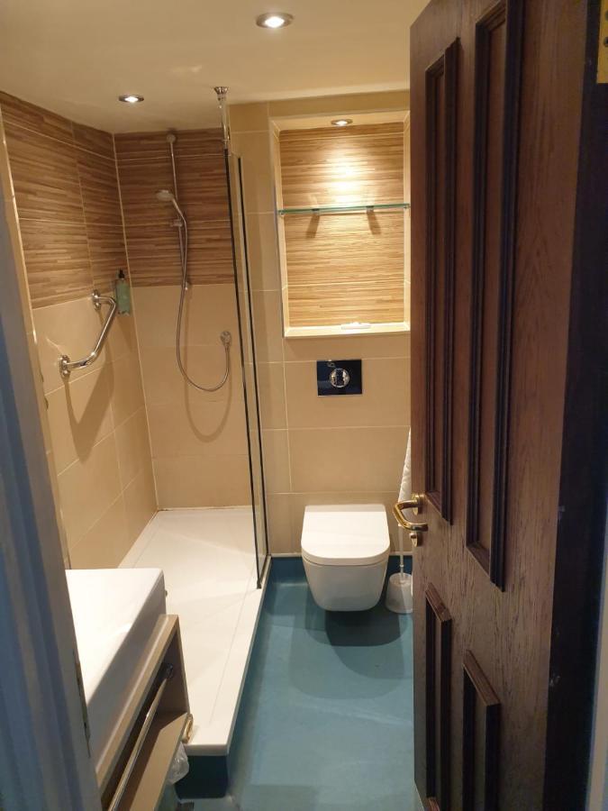 The Queen'S Head Wetherspoon Hotel Тависток Екстериор снимка