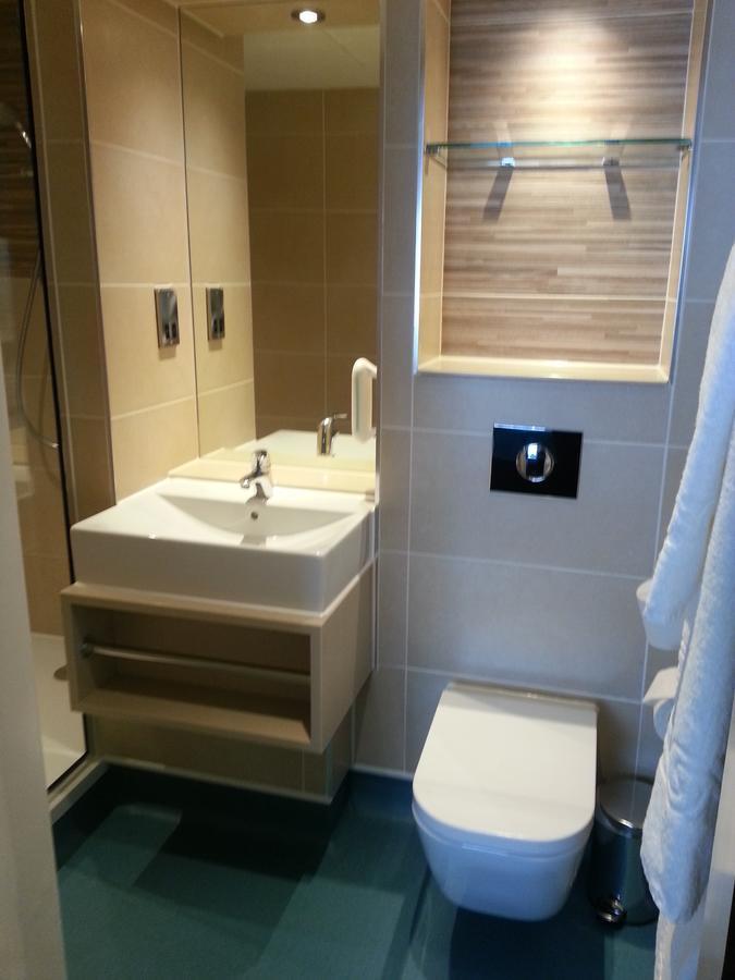 The Queen'S Head Wetherspoon Hotel Тависток Екстериор снимка