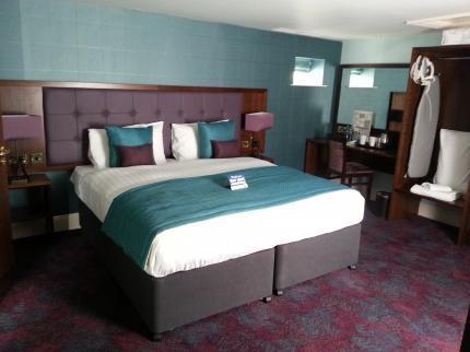 The Queen'S Head Wetherspoon Hotel Тависток Екстериор снимка